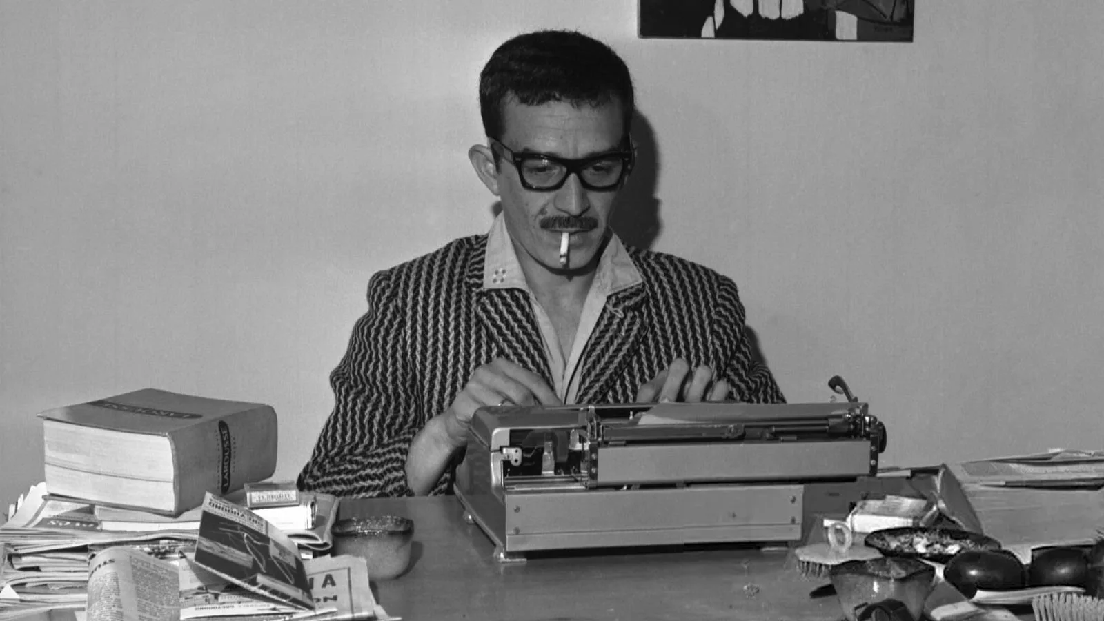 Gabriel García Márquez escribiendo en México. © Getty Images.